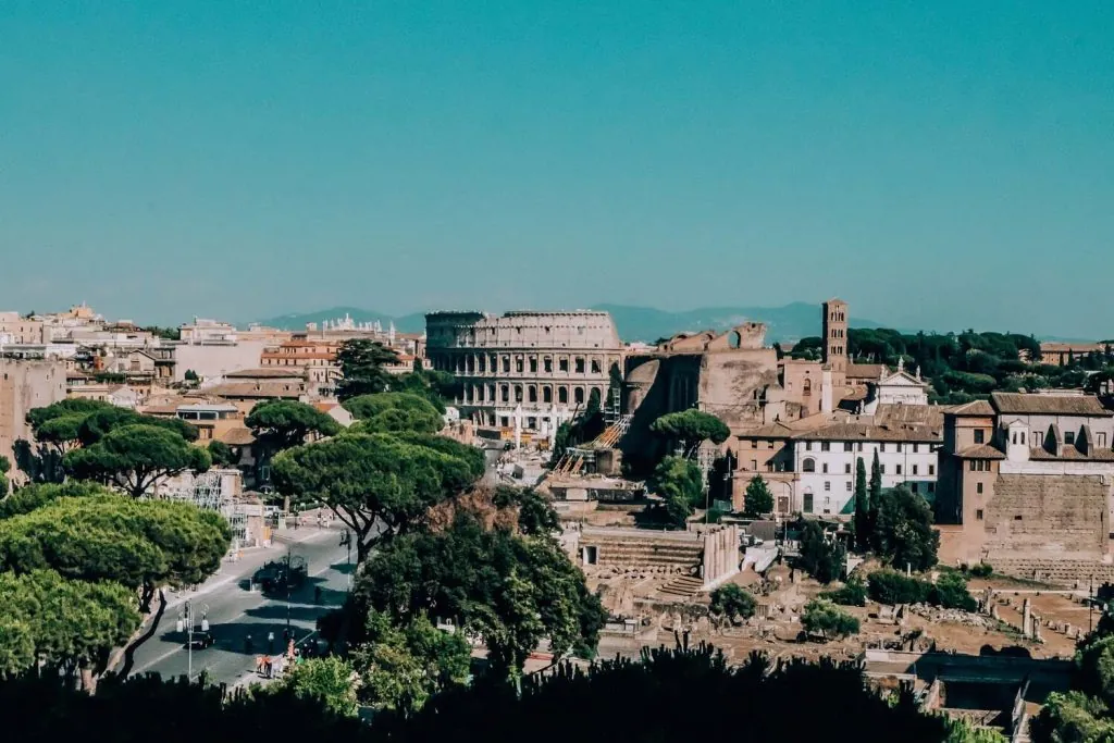 Vista aérea del Coliseo y el Foro Romano