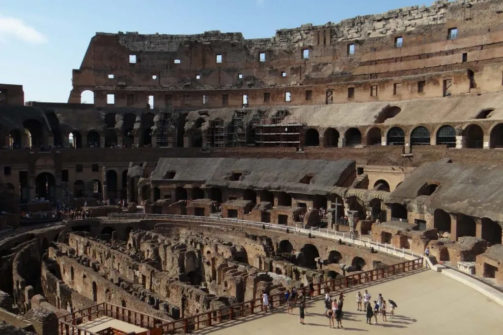 Dentro del Coliseo de Roma con turistas