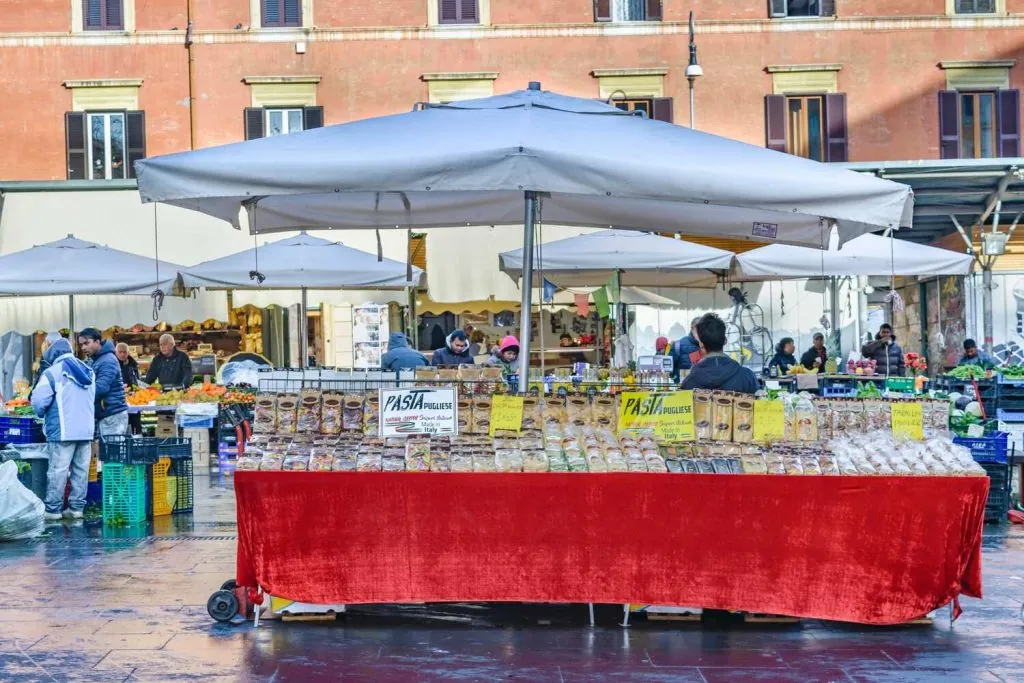 Étalage de marché sur une piazza de Rome, vibrant