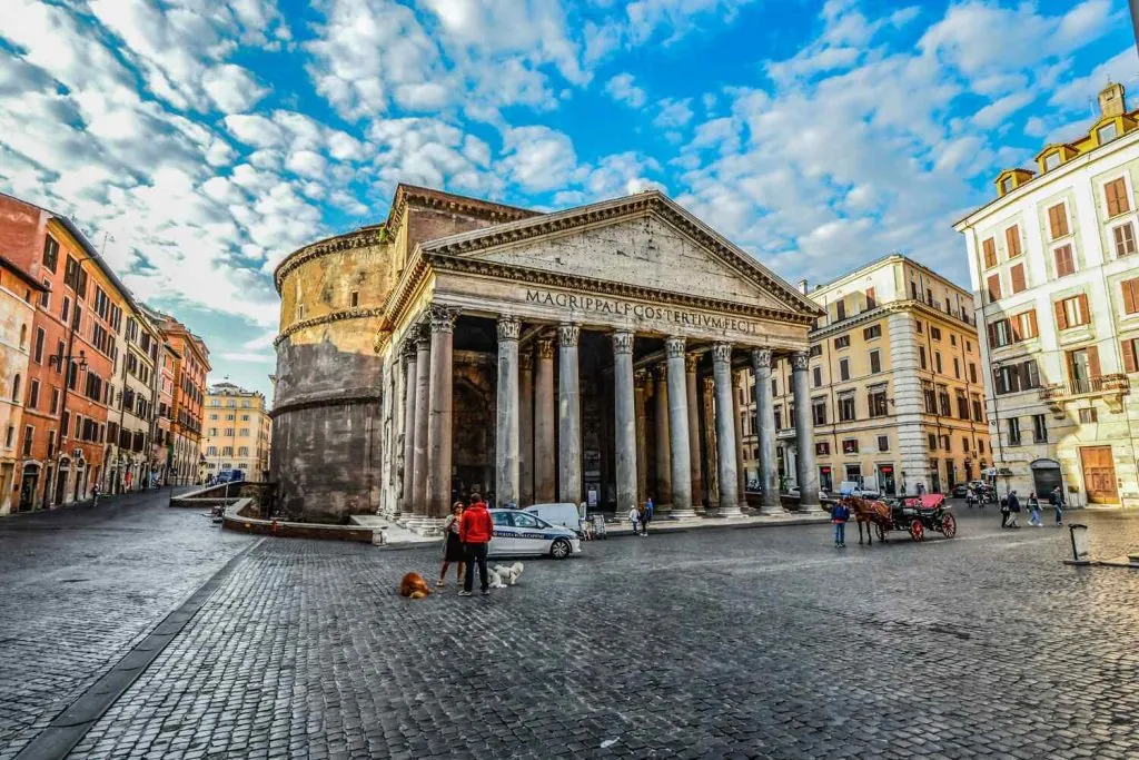 Panthéon et fontaine, l'architecture ancienne de Rome