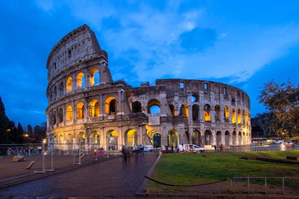 Rome-Colosseum-during-the-night