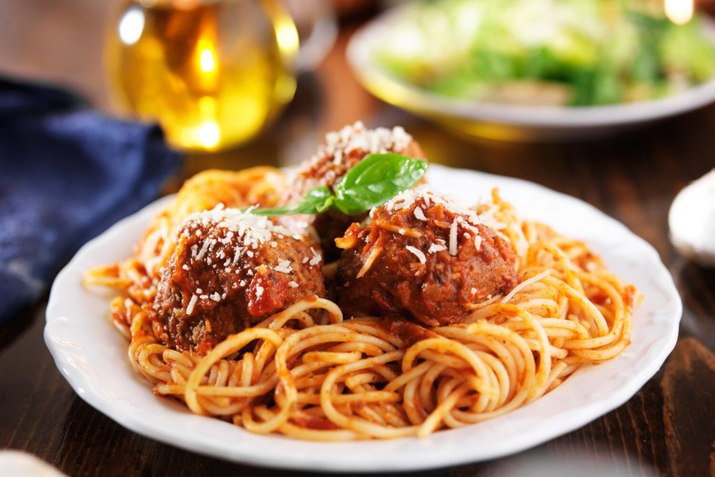 Spaghetti aux boulettes de viande, au parmesan et au basilic