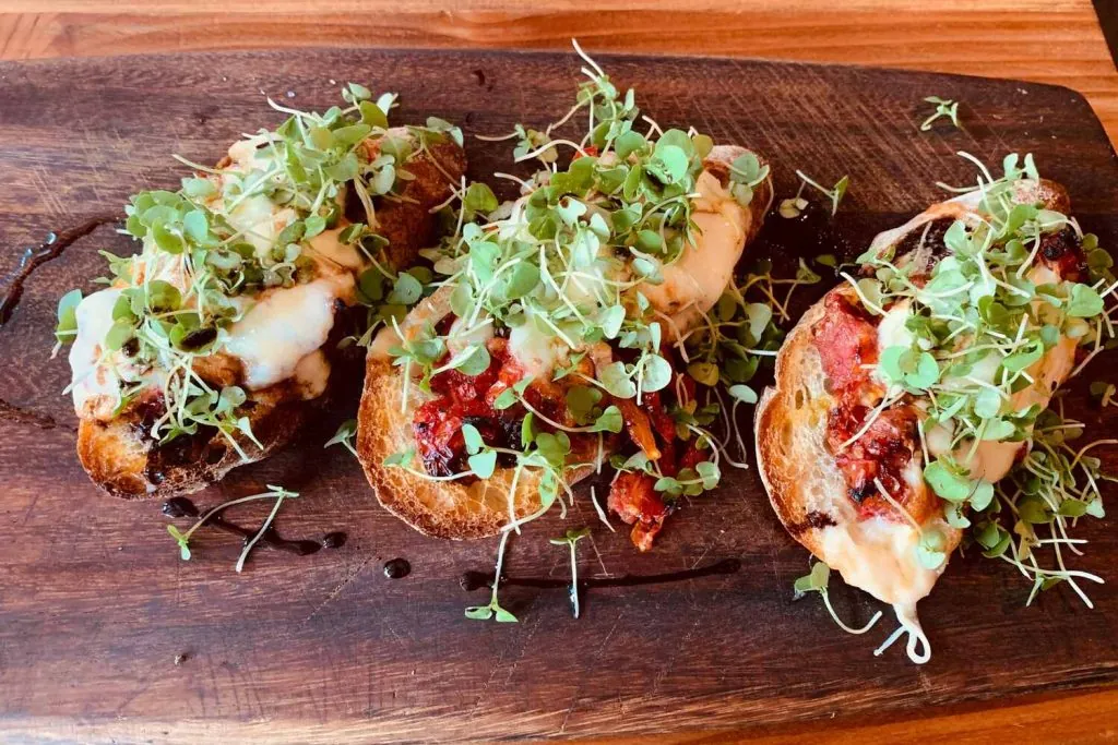 Pan tostado con queso y microgreens