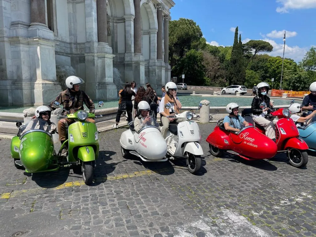 Pausa para el capuchino durante un tour en Vespa con sidecar por Roma