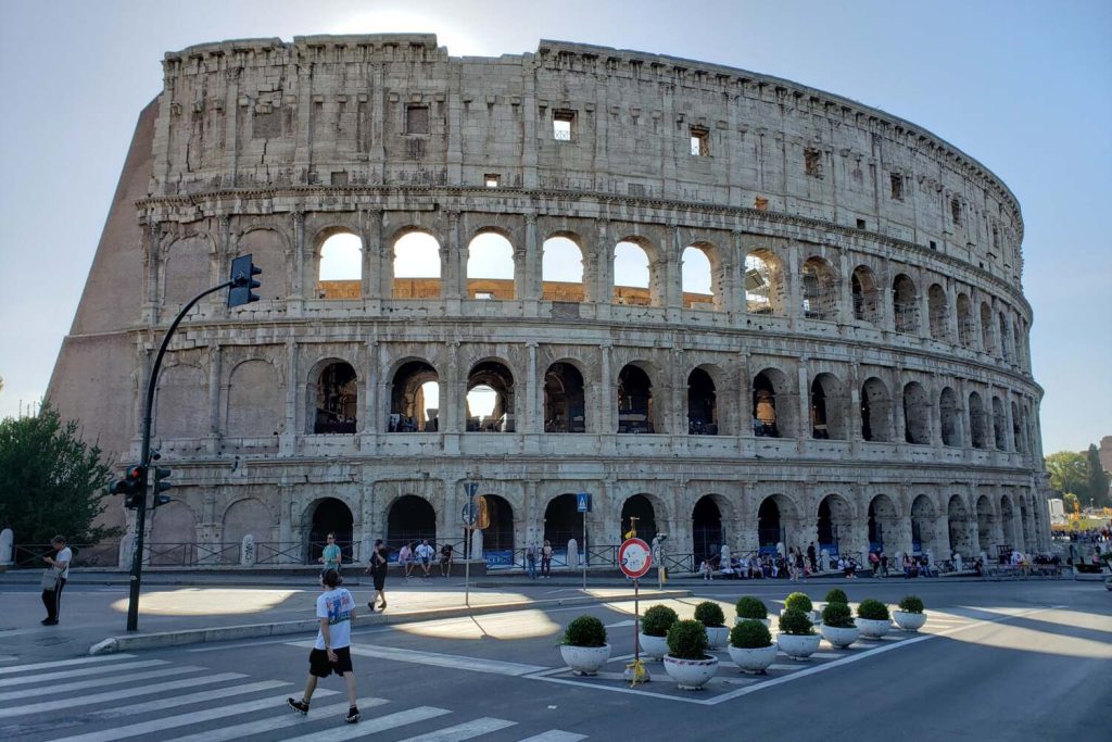 Colosseum, amfiteatrul antic al Romei, cer albastru senin