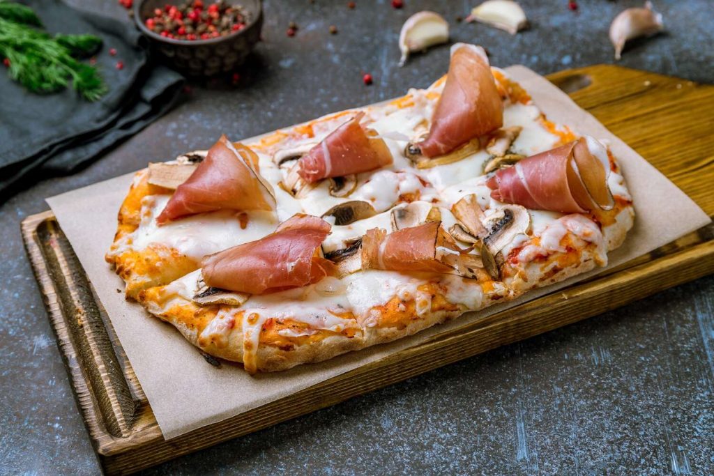 Gourmet flatbread met prosciutto en champignons