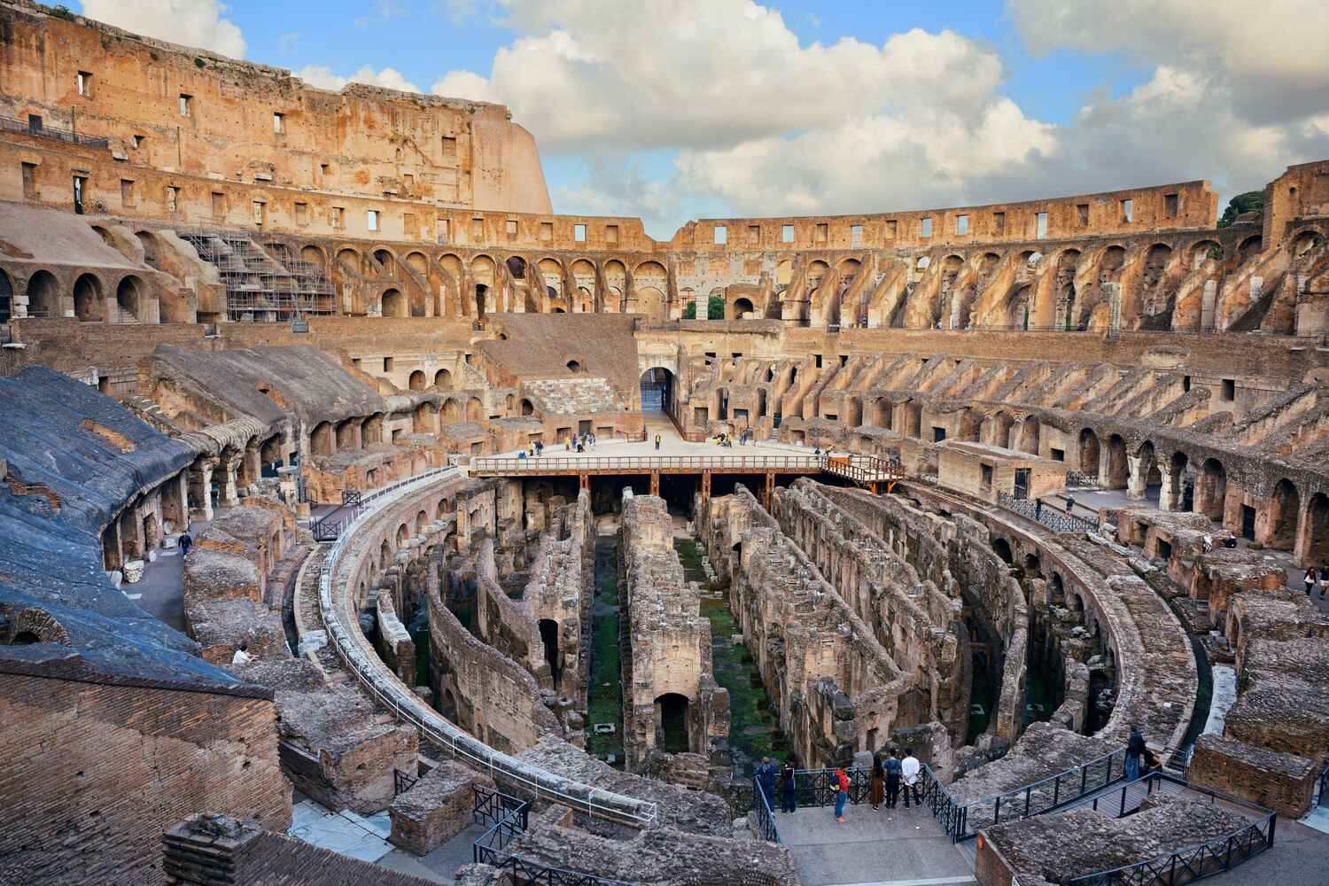 Inni í Colosseum á sólríkum degi