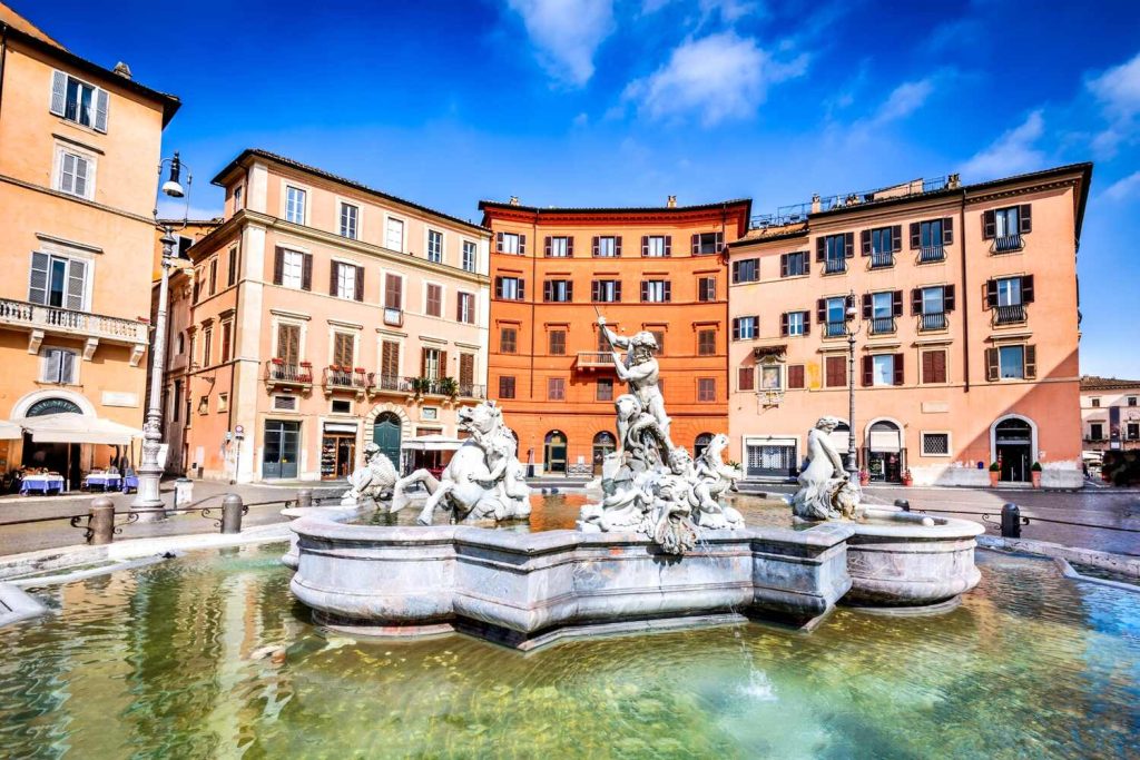 Piazza Navona com edifícios coloridos e vida vibrante - Roma em maio