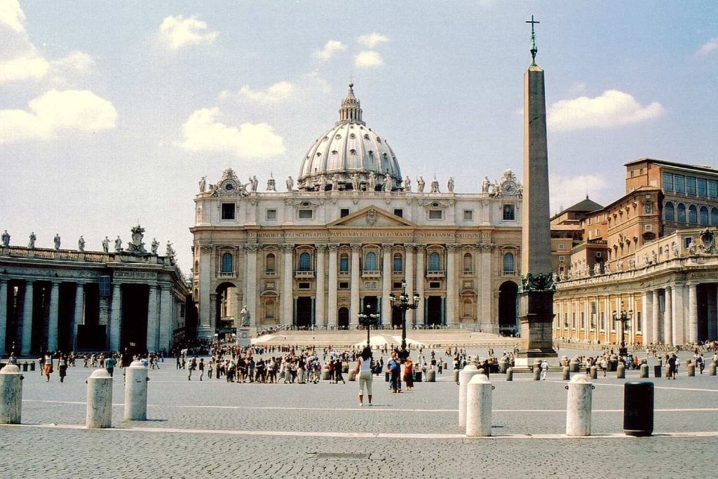 Piazza della Basilica di San Pietro, vista maestosa del Vaticano