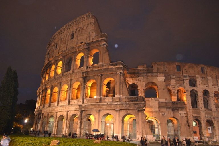 Colosseum iltahämärässä, antiikin Rooman maamerkki