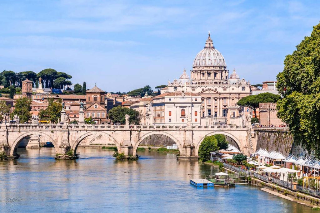 Cidade do Vaticano sobre o rio Tibre, crepúsculo sereno