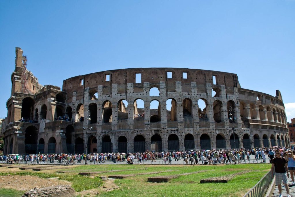 fotografie a colosseumului în timpul zilei