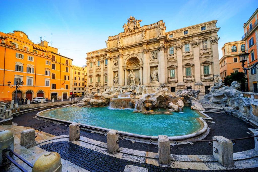 Trevi-Brunnen in Rom im April an einem sonnigen Tag am frühen Morgen