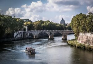What river runs through rome